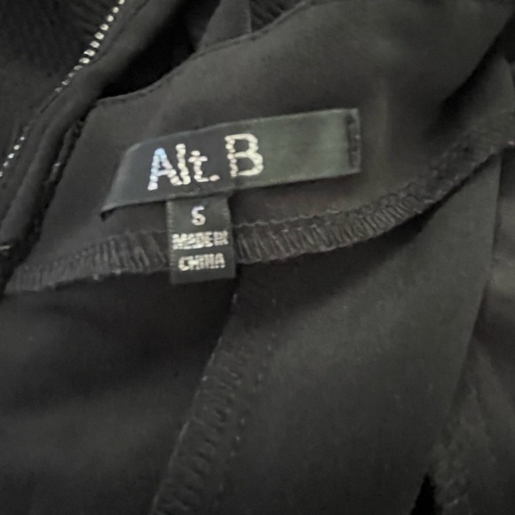 Elegant Black Strappy Crop Top - Picture 3 of 3